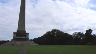 Dublin, İrlanda - 20 Eylül 2021 Wellington Anıtı ya da Wellington Yolu 'ndaki Saint James' Phoenix Parkı 'nda Wellington Dükü' ne adanmış 19. yüzyıl granit dikilitaş Wellington Testimonial