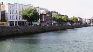 Dublin, İrlanda - 20 Eylül 2021: O 'Connell Köprüsü' nden Liffey Nehri Genel Görünümü