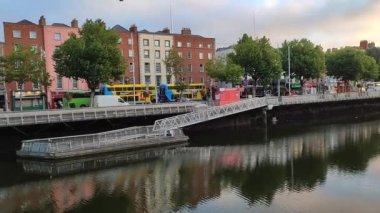 Dublin, İrlanda - 20 Eylül 2021: Liffey Nehri 'nin şafak vakti Aston Rıhtımı' ndan genel görünümü