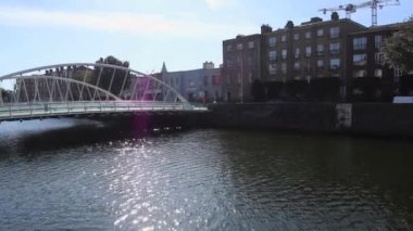 Dublin, İrlanda - 20 Eylül 2021: Ellis Quay 'den Liffey nehir kenarına genel bakış