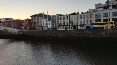 Dublin, İrlanda - 20 Eylül 2021 Ormond Quay Lower 'tan Liffey Nehri' nin Genel Görünümü