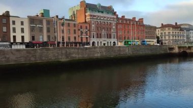 Dublin, İrlanda - 20 Eylül 2021 Ormond Quay Lower 'tan Liffey Nehri' nin Genel Görünümü
