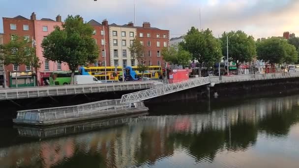 Δουβλίνο Ιρλανδία Σεπτεμβρίου 2021 Επισκόπηση Του Ποταμού Liffey Από Aston — Αρχείο Βίντεο