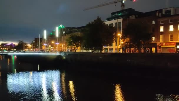 爱尔兰都柏林 2021年9月20日 日出前从伊甸园码头俯瞰Liffey河和O Connell桥 — 图库视频影像