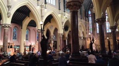 Cork, İrlanda - 19 Eylül 2021: 19. yüzyıl St Peter ve Paul Kilisesi 'nin iç görünümü