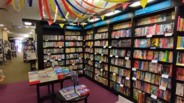 Mantar, Irlanda 19 settembre 2021: Paul Caddesi 'ndeki Panoramica dell' nterno della libreria Waterstones