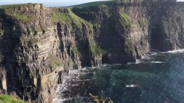Doolin, County Galway, İrlanda - 17 Eylül 2021: Merdiven başındaki gözlem güvertesinden Moher Uçurumlarına Genel Bakış