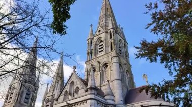 Cork, İrlanda - 19 Eylül 2021: Mantar azizi Saint Finbar 'a ithaf edilen 19. yüzyıl Katedrali