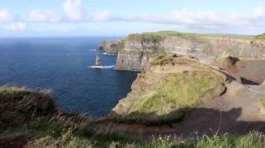 Doolin, County Galway, İrlanda - 17 Eylül 2021: Güney Patikası 'ndan Moher Kayalıklarına Genel Bakış