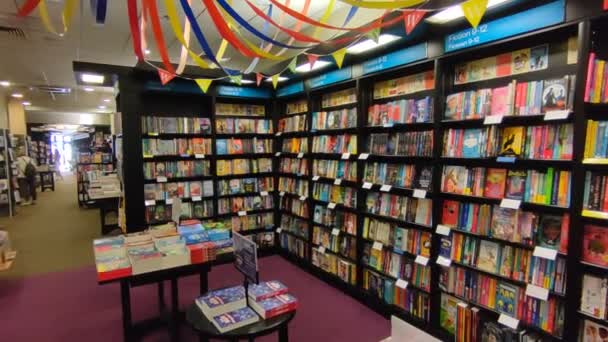 Cork Irlanda Settembre 2021 Panoramica Dell Nterno Della Libreria Waterstones — Vídeos de Stock