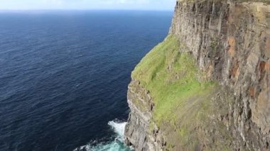 Doolin, County Galway, İrlanda - 17 Eylül 2021: Güney Patikası 'ndan Moher Kayalıklarına Genel Bakış