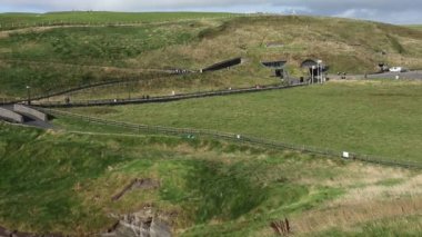 Doolin, County Galway, İrlanda - 17 Eylül 2021: Güney patikasından Moher Ziyaretçi Merkezi Kayalıkları