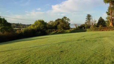 Bantry, County Cork, İrlanda - 19 Eylül 2021: Aran Lodge Hotel 'den körfezin genel görünümü