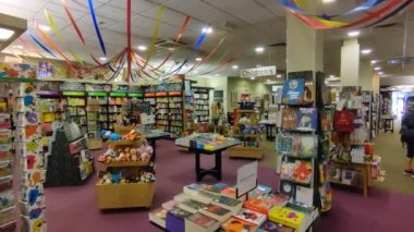 Mantar, Irlanda 19 settembre 2021: Paul Caddesi 'ndeki Panoramica dell' nterno della libreria Waterstones
