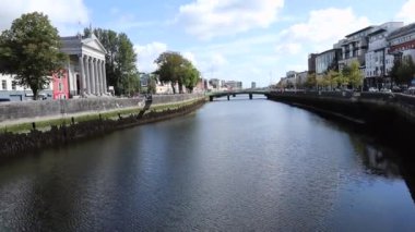 Cork, İrlanda - 19 Eylül 2021: Shandon Köprüsü 'nden Lee Nehri' nin Genel Görünümü