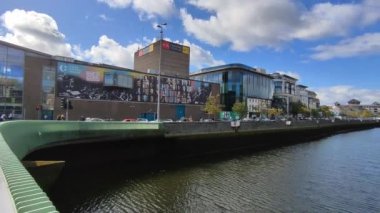 Cork, İrlanda - 19 Eylül 2021: İrlandalı atıcı Christy Ring 'e ithaf edilen köprüden Lee Nehri' nin genel görünümü