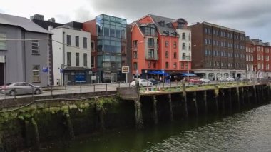 Cork, İrlanda - 19 Eylül 2021: Trinity Pedestrian Köprüsü 'nden Lee Nehri' nin Genel Görünümü