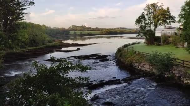 爱尔兰科克郡班特里 2021年9月19日 黎明时分从桥上俯瞰乌万河河口 — 图库视频影像