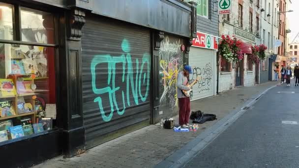 Cork Irsko Září 2021 Pouliční Umělec Hrající Elektrickou Kytaru Zvony — Stock video