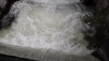 Galway, İrlanda - 17 Eylül 2021: Corrib Gölü 'nü Galway Körfezi' ne bağlayan Eglinton Kanalı 'nın manzarası şelaleden geçen yaya köprüsünden görülüyor.