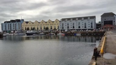 Galway, İrlanda - 17 Eylül 2021: Liman Rıhtımı Yolu Genel Görünümü