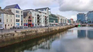 Galway, İrlanda - 17 Eylül 2021: Rıhtım Caddesi 'nden limana bakış