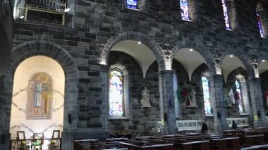 Galway, İrlanda - 17 Eylül 2021: Meryem Ana Katedralinin İçi Cennete ve Aziz Nicholas 'a Varsayıldı