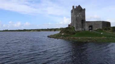 Kinvara, County Galway, İrlanda - 19 Eylül 2021: N67 'den Dunguaire Kalesi' ne Genel Bakış