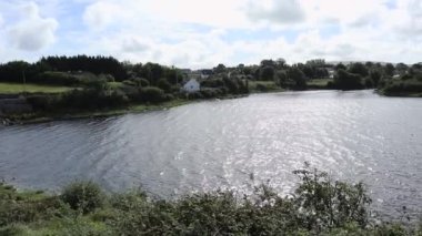 Kinvara, Galway İlçesi, İrlanda - 19 Eylül 2021 Dunguaire Kalesi 'nden körfeze genel bakış