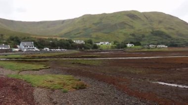 Leenane, County Galway, İrlanda - 18 Eylül 2021: Connemara Ulusal Parkı 'ndaki Vahşi Atlantik Yolu' ndaki Killary Limanı gözetleme noktasından fiyort incelemesi
