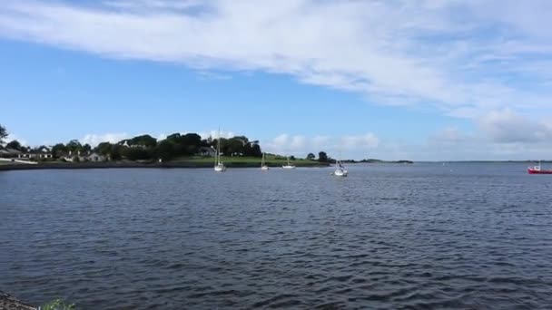 Kinvara Condado Galway Irlanda Septiembre 2021 Panorámica Bahía Desde Muelle — Vídeo de stock