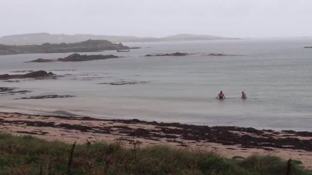 Mannin Comté Galway Irlande Septembre 2021 Deux Touristes Baignent Sous — Video