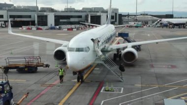 Dublin, İrlanda - 21 Eylül 2021: Dublin Uluslararası Havaalanına yeni inmiş bir Ryanair uçağından inen turistler