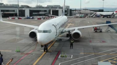 Dublin, İrlanda - 21 Eylül 2021: Ryanair uçağı yeni inmiş yolcular için ön safha