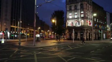 Dublin, İrlanda - 20 Eylül 2021: O 'Connell Köprüsü ile Bekarlar Yürüyüşü kavşağı gün doğumundan önce