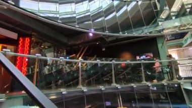 Dublin, İrlanda - 20 Eylül 2021: Guinness Deposunun orta kattaki yürüyen merdivenden iç görünümü