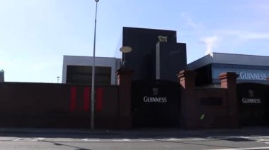 Dublin, İrlanda - 20 Eylül 2021: Victoria Quay 'deki Liffey Nehir Cephesi' ndeki Guinness fabrikalarının genel görünümü