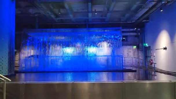 Dublin Ierland September 2021 Blauwe Verlichte Waterval Van Water Het — Stockvideo