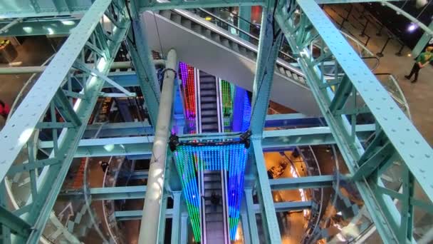 爱尔兰都柏林 2021年9月20日 从中间楼层俯瞰吉尼斯世界纪录库内的自动扶梯 — 图库视频影像