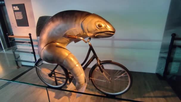 Dublin Irland September 2021 Fisch Auf Dem Fahrrad Guinness Buch — Stockvideo