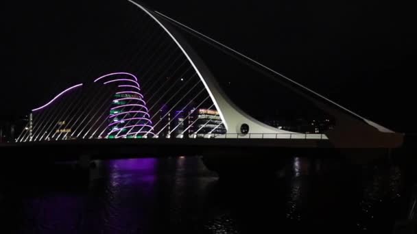 爱尔兰都柏林 2021年9月20日 塞缪尔 贝克特桥 Samuel Beckett Bridge 横跨莱菲河 由建筑师圣地亚哥 卡拉特拉瓦 — 图库视频影像