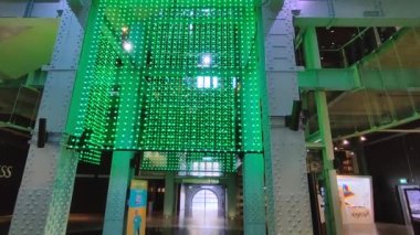 Dublin, İrlanda - 20 Eylül 2021: Birinci kattan itibaren Guinness Depo 'sunun içinin genel görünümü