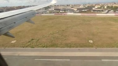 Napoli, Campania, İtalya - 21 Eylül 2021: Capodichino Uluslararası Havalimanı iniş safhasında uçak penceresinden panorama