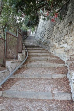 Procida, Campania, İtalya - 1 Ekim 2021: Via del Faro 'dan Punta del Pioppeto' daki Rocce del Faro 'ya inen merdiven