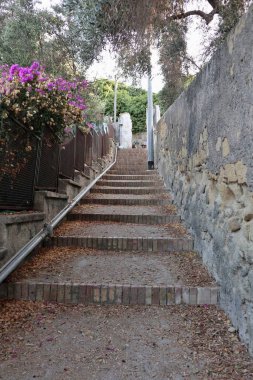 Procida, Campania, İtalya - 1 Ekim 2021: Via del Faro 'dan Punta del Pioppeto' daki Rocce del Faro 'ya inen merdiven