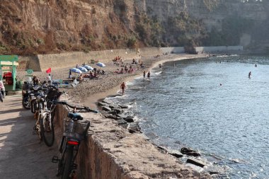 Procida, Campania, İtalya - 1 Ekim 2021: Procida - Postino Plajı 'ndan Pozzo Vecchio Körfezi Glimpse