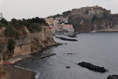 Procida, Campania, İtalya - 2 Ekim 2021: Villa Eldorado terasından Corricella Körfezi 'ne bakış