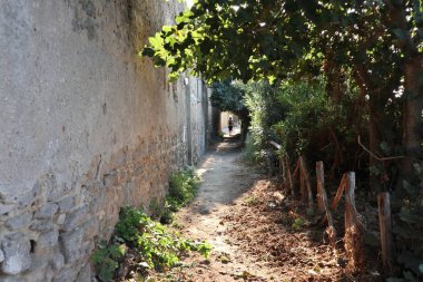 Procida, Campania, İtalya - 1 Ekim 2021 Punta del Pioppeto yolu üzerinden