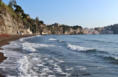 Procida, Campania, İtalya - 1 Ekim 2021: Procida - Chiaia sahilinin kıyısından Corricella Körfezi Panoraması