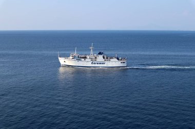Procida, Campania, İtalya - 1 Ekim 2021: Punta del Pioppeto Via del Faro 'dan Ischia' ya giden Caremar feribotu